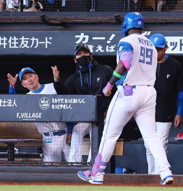 日本ハム・新庄監督 レイエスのサイン伝達疑惑を否定 試合中に海野が指摘も「してない、と伝えてくれと」試合後、小久保監督を呼び出し異例の訴え「モーレはそういう人間じゃない」