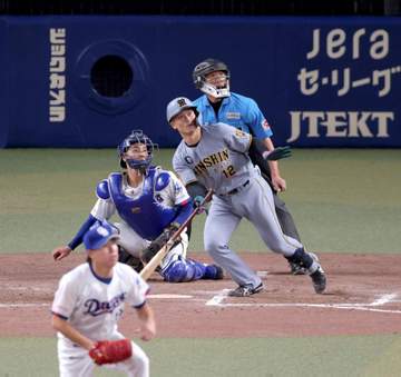 珍しっ！阪神・坂本が逆転弾後に吠えてガッツポーズ→虎党で埋まった左翼席を指さす キャプテンの感情表現に騒然「激アツ」「気迫、すごい伝わってきた」