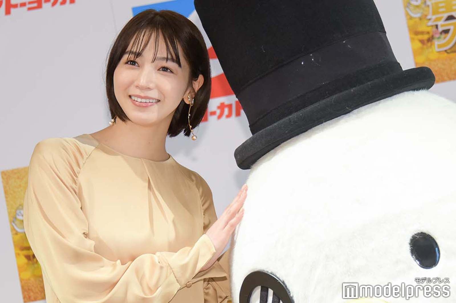 ハトソンくんと並ぶ傳谷英里香（C）モデルプレス