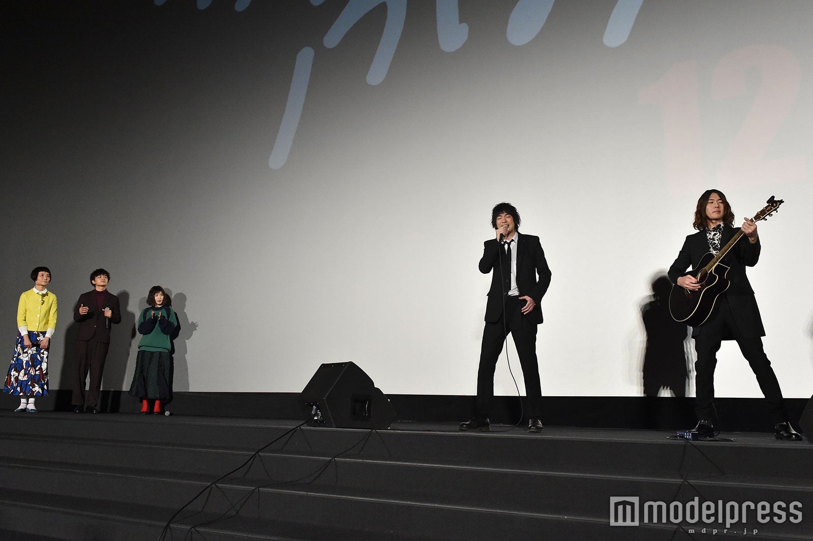 生パフォーマンスを見守る松岡茉優ら （C）モデルプレス