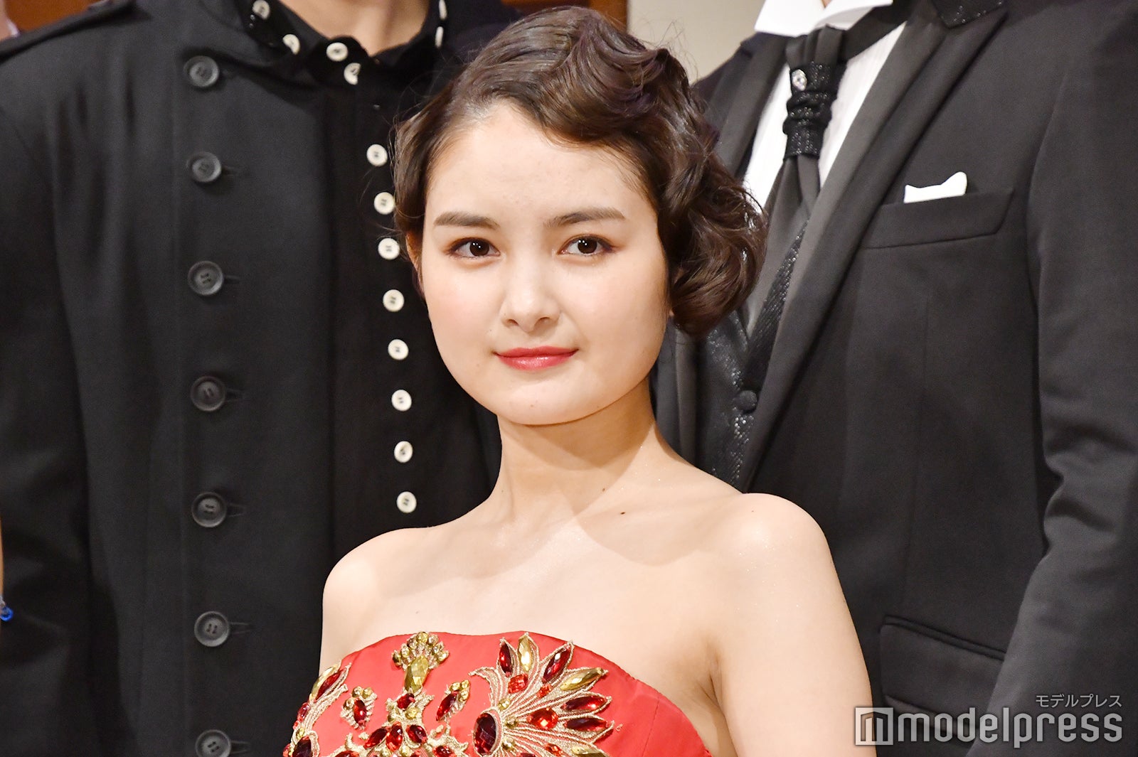 葵わかな、美デコルテ際立つドレス姿を共演者が絶賛＜アナスタシア＞