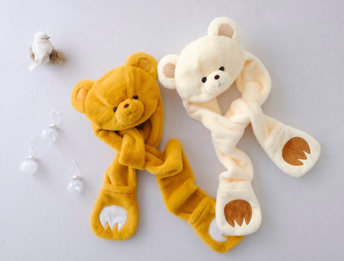 ハウステンボスのマスコット、ルーク＆ルーナのマフラーキャップ（各3600円）