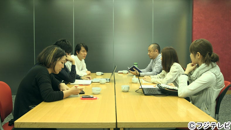 住岡梨奈（右から2番目）打ち合わせ／「テラスハウス」12月2日放送回より