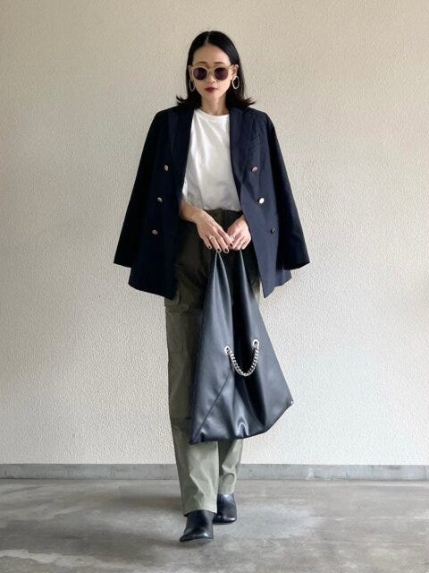 レディース　コーディネート　コーデ　着こなし　トレンド　おしゃれ　お洒落　オシャレ　2023　春　カーゴパンツ　パンツ　ジャケット　Tシャツ