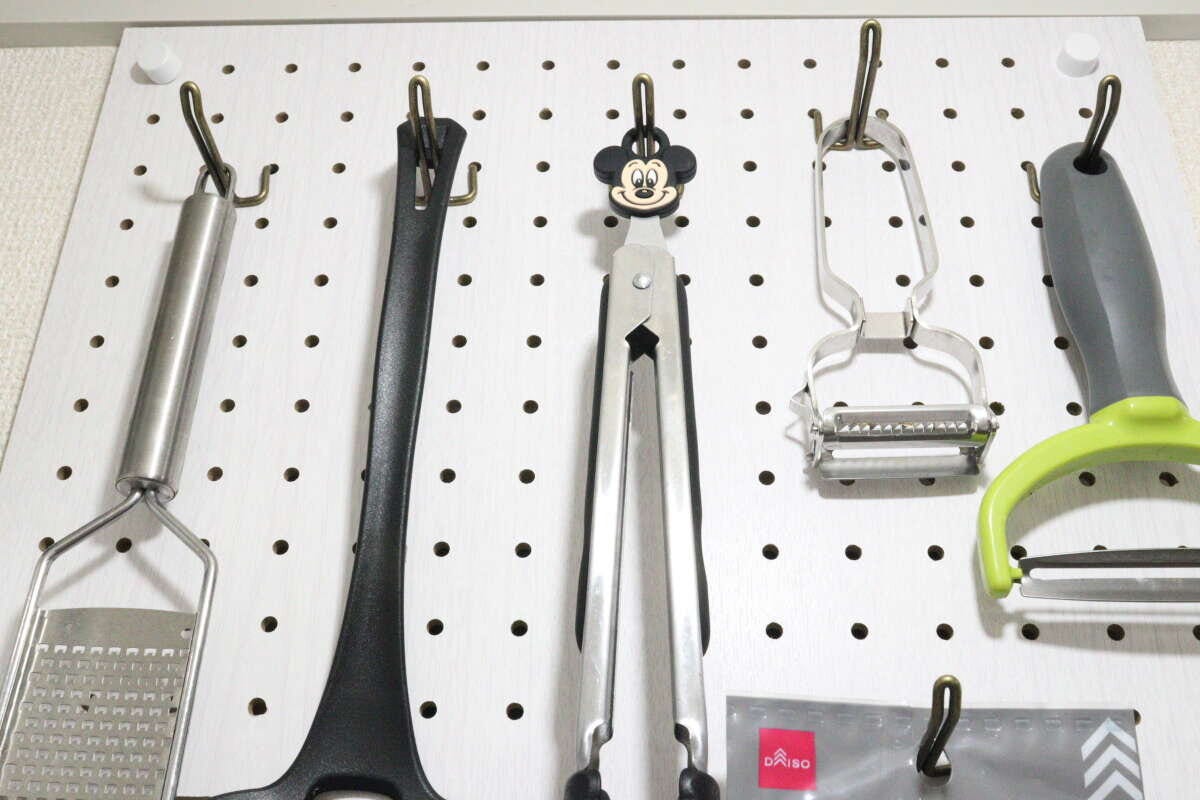 ダイソーの壁面に取り付けできるネジ型ピンを使って有孔ボードにキッチングッズをディスプレイした様子