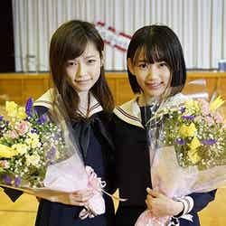 W主演を務めた連続ドラマ 「マジすか学園4」がクランクアップを迎え、笑顔を見せる（左から）島崎遥香、宮脇咲良【モデルプレス】