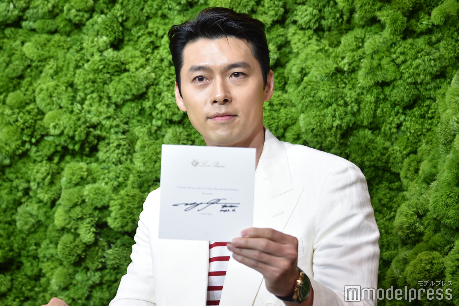 サインを披露するヒョンビン（C）モデルプレス
