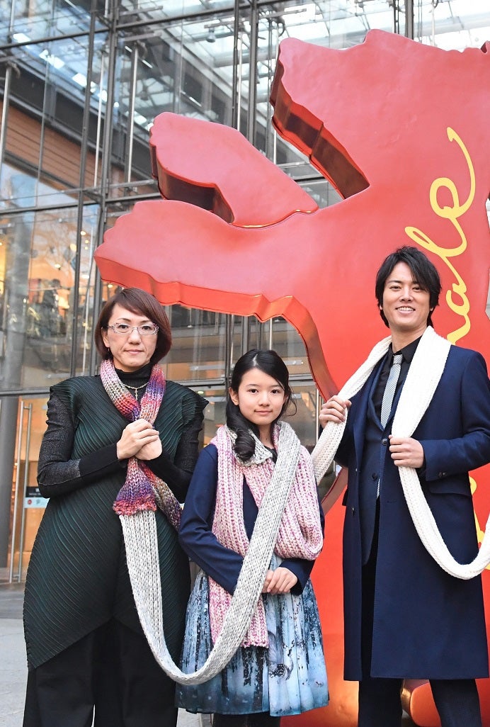 （左から）荻上直子監督、柿原りんか、桐谷健太（C）2017「彼らが本気で編むときは、」製作委員会