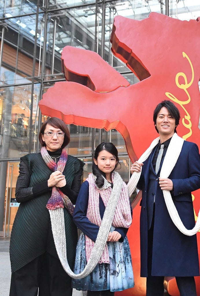 (左から)荻上直子監督、柿原りんか、桐谷健太(C)2017「彼らが本気で編むときは、」製作委員会