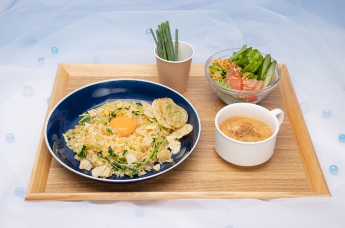 陽菜お手製 ごま油香る豆苗ポテチャーハンセット  　1,490円／（C）2019「天気の子」製作委員会