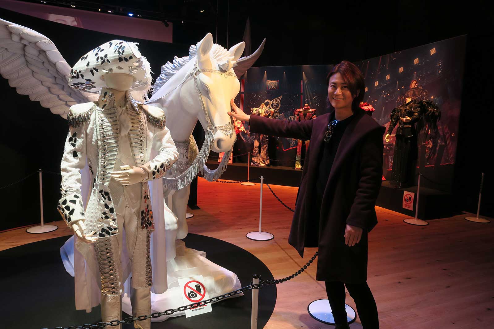 氷川きよし、ボディスーツ・天女の羽衣など数々の衣装公開「自分にとって、衣裳は鎧だし歌は武器」