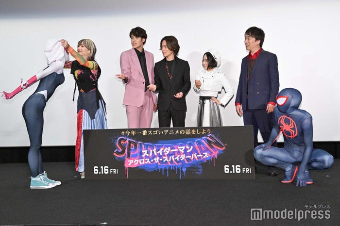 グウェン・ステイシーに帽子を被せるLiSA、それを見守る宮野真守、小野賢章、悠木碧、関智一(C)モデルプレス