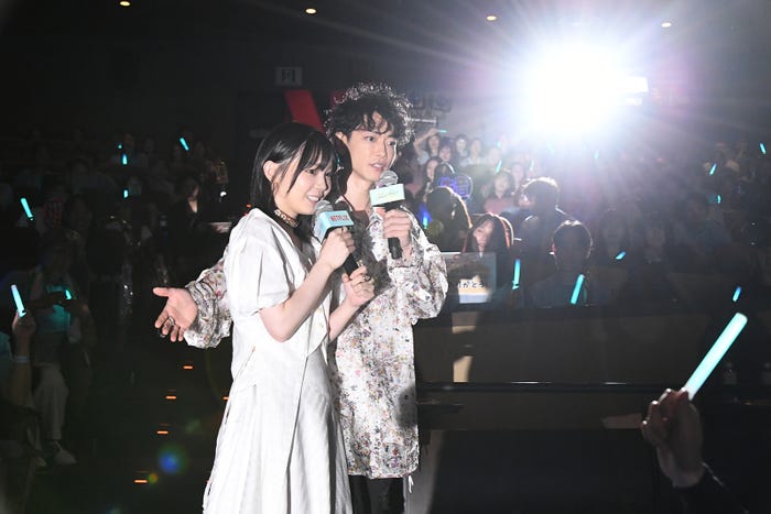 ファンサービスをしながら登壇する宮崎優、佐藤健「グラスハート体感上映会」/Netflixシリーズ「グラスハート」 7月31日(木)よりNetflixにて世界独占配信(提供写真)