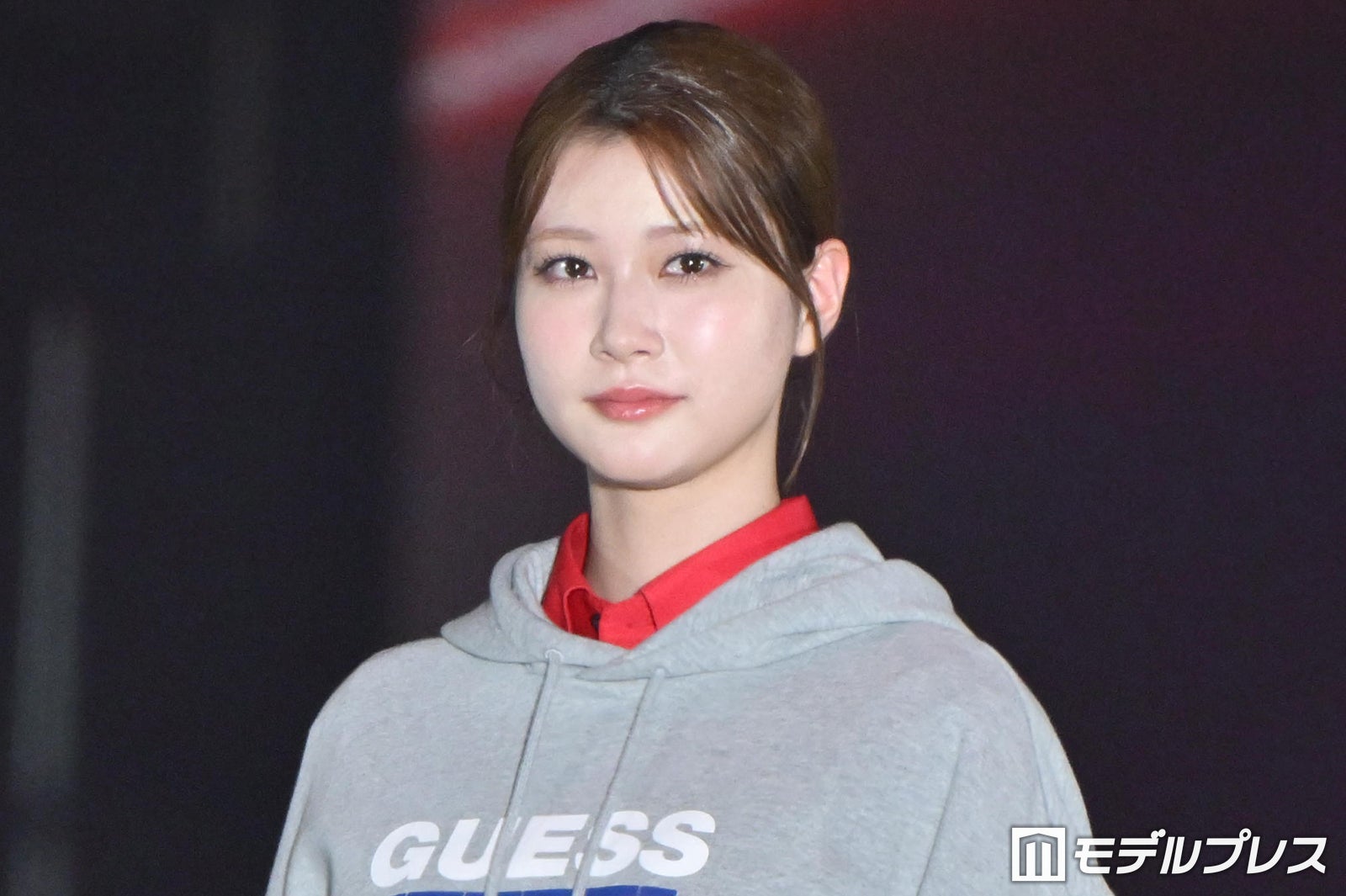 生見愛瑠、パーカー×ミニスカのカジュアルファッションで美脚披露「理想のスタイル」「美しい」と反響【ガルアワ2026A/W】