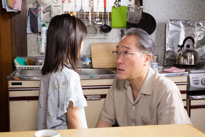 (写真右)佐野史郎/14日放送「限界団地」第6話より(C)東海テレビ