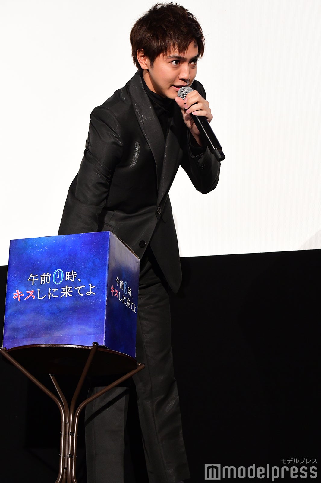 くじ引きを引く片寄涼太 （C）モデルプレス