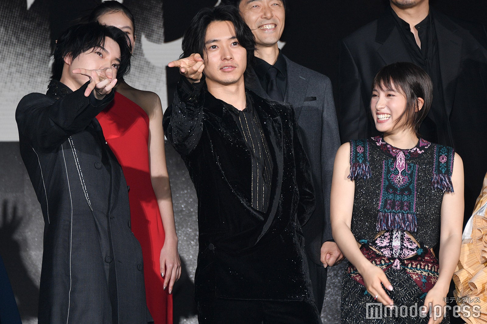 桜田通のギャルピースを真似する山崎賢人を見て笑う土屋太鳳（C）モデルプレス