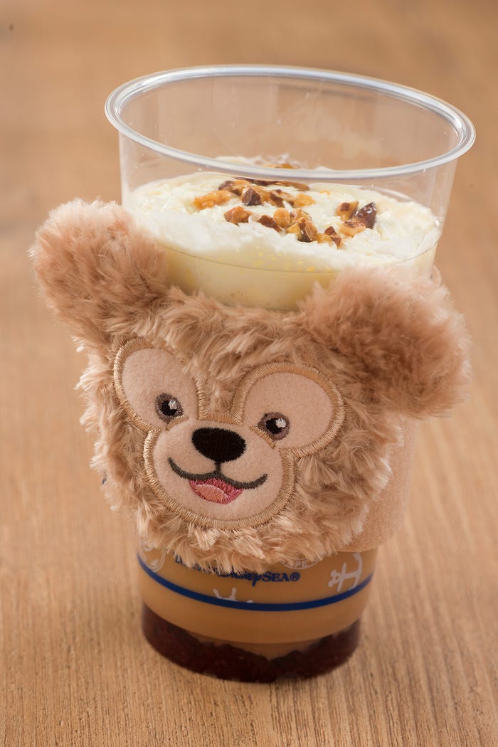 ミックスベリーミルクティー(ホットorアイス)、スーベニアスリーブ付き 各¥900/(C)Disney