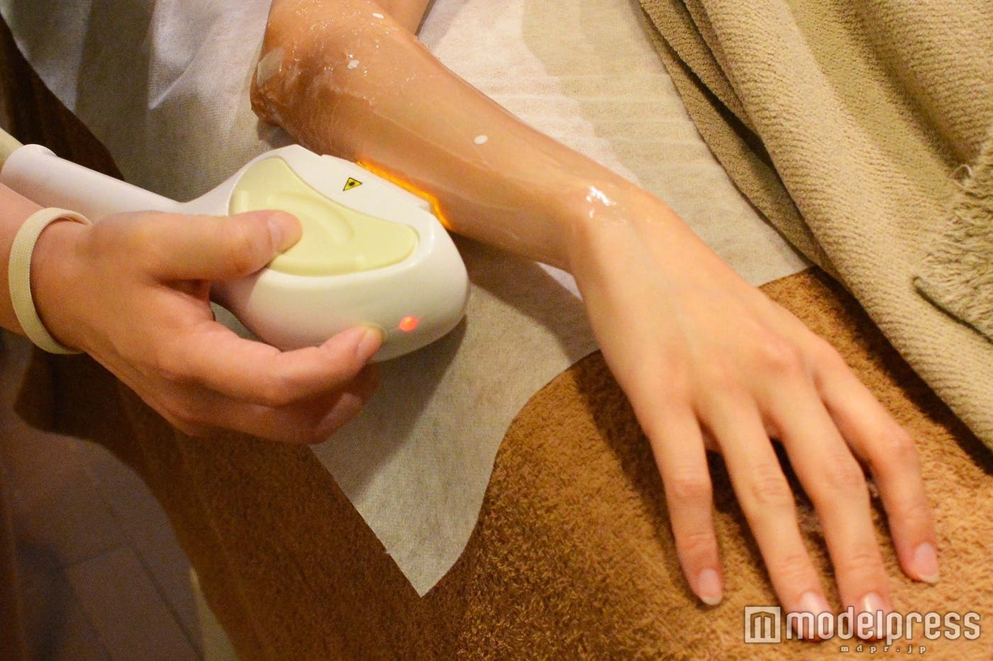 リズミカルな照射であっという間の施術(C)モデルプレス