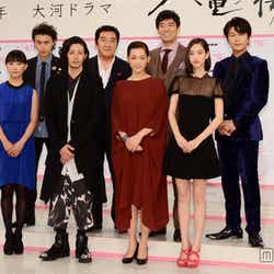 2013年NHK大河ドラマ「八重の桜」出演者(前段左から)谷村美月、オダギリジョー、綾瀬はるか、水原希子(後段左から)勝地涼、松方弘樹、高嶋政宏、及川光博