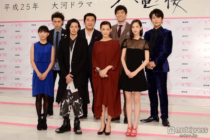 2013年NHK大河ドラマ「八重の桜」出演者(前段左から)谷村美月、オダギリジョー、綾瀬はるか、水原希子(後段左から)勝地涼、松方弘樹、高嶋政宏、及川光博