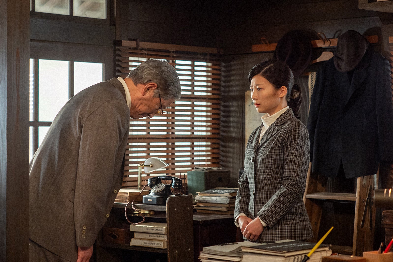 伊藤沙莉、小林薫（C）NHK