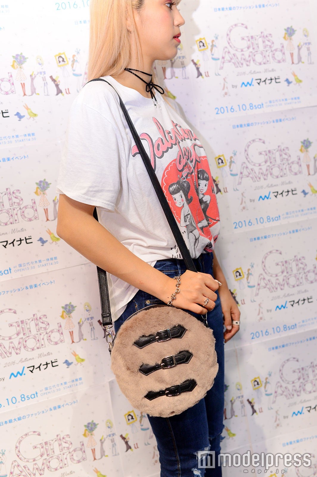 ファーバッグはベルトもポイント（C）モデルプレス