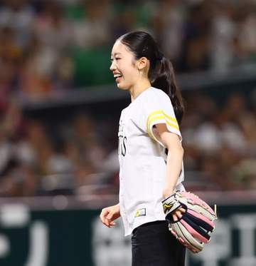 フィギュア界ニューヒロイン候補の16歳、岡田芽依が「人生初」始球式で可憐投球 ノーバンならずも笑顔で魅了「今日は60点」