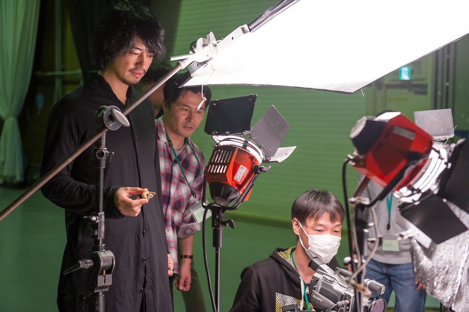 「追憶のかたつむり」撮影中の斎藤工（C）NHK