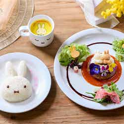 ミッフィーのフラワーセレブレーションハンバーグ〈ミッフィーバースデーマンスバージョン〉/提供画像