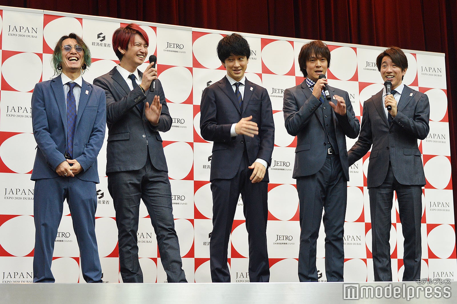 「今年の漢字」を真面目に発表した丸山隆平に笑う関ジャニ∞メンバーたち（左から）安田章大、大倉忠義、横山裕、丸山隆平、村上信五（C）モデルプレス