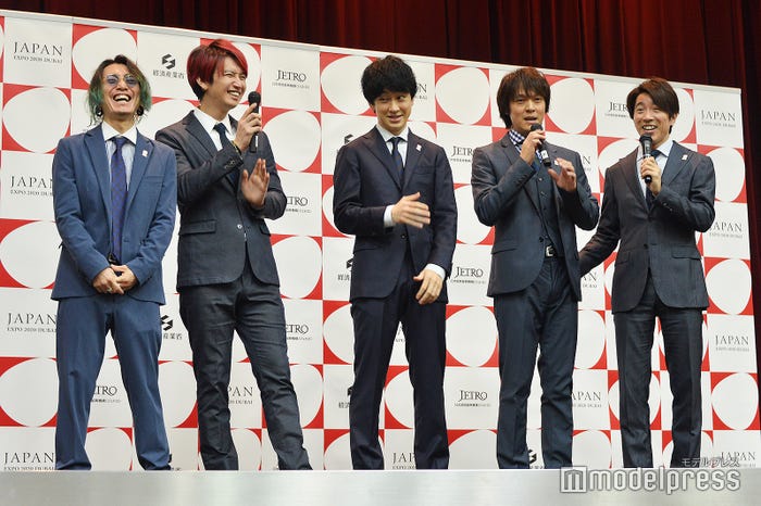 「今年の漢字」を真面目に発表した丸山隆平に笑う関ジャニ∞メンバーたち(左から)安田章大、大倉忠義、横山裕、丸山隆平、村上信五(C)モデルプレス
