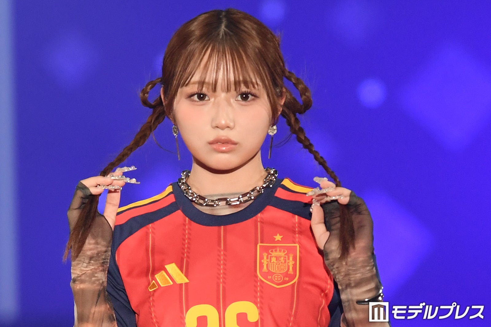 辻ちゃん長女・希空、サッカーユニ×デニムミニスカで美脚スラリ「三つ編みヘアが可愛すぎる」「さすがの着こなし」と反響【サツコレ2026S/S】