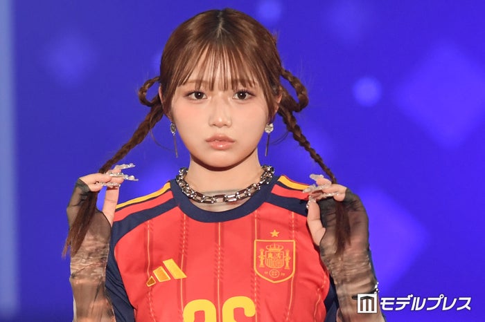 辻ちゃん長女・希空、サッカーユニ×デニムミニスカで美脚スラリ「三つ編みヘアが可愛すぎる」「さすがの着こなし」と反響【サツコレ2026S/S】