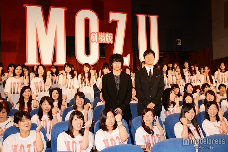 ファンに囲まれる池松壮亮、西島秀俊（右）