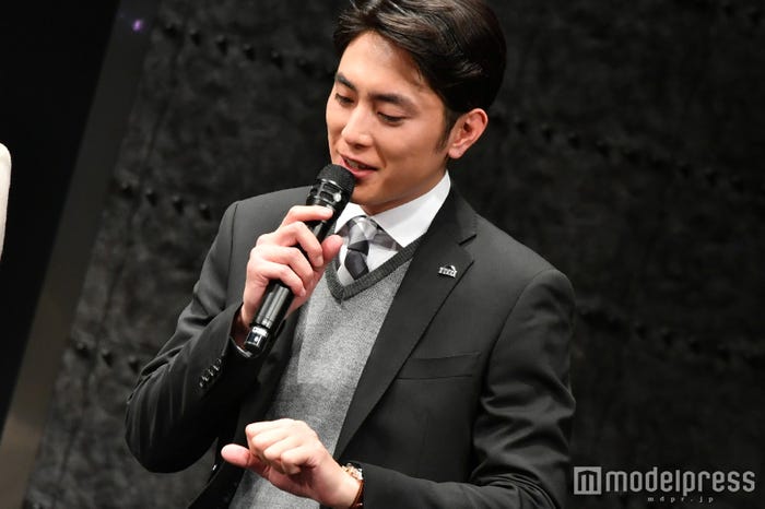 石田の巻く様子を再現 (C)モデルプレス