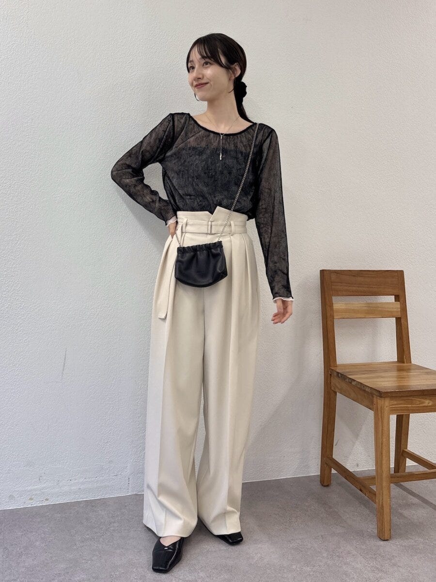 2026春透け感白ワイドパンツモノトーンコーデ