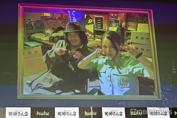 撮影現場で“ビームピース”をする様子(C)モデルプレス