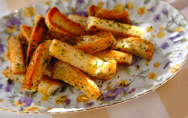 とっても簡単に作れる！　パン耳ガーリックラスク