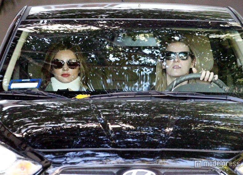 ミランダ・カー、交通事故でケガ