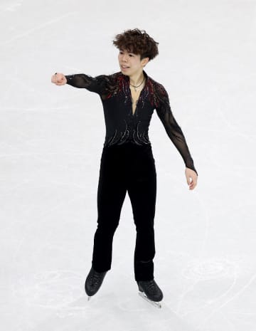 佐藤駿びっくり！涙、涙の銅メダル！マリニンがまさかの大失速 銀メダルの鍵山と抱擁