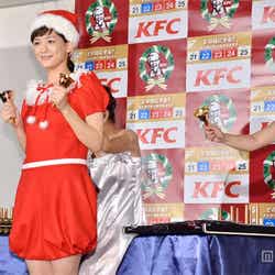 ハンドベルを演奏する綾瀬はるか