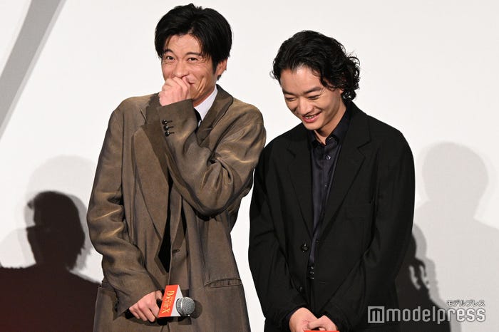 的はずれな回答をしてしまい恥ずかしくなって染谷将太に寄り添う田中圭(C)モデルプレス