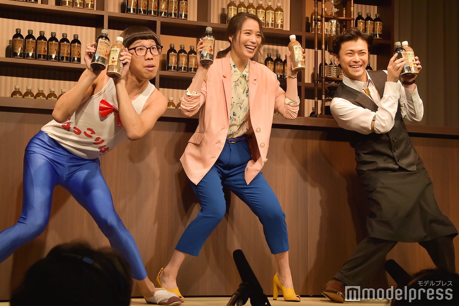 全員でひょっこり！（左から）ひょっこりはん、広瀬アリス、勝地涼 （C）モデルプレス