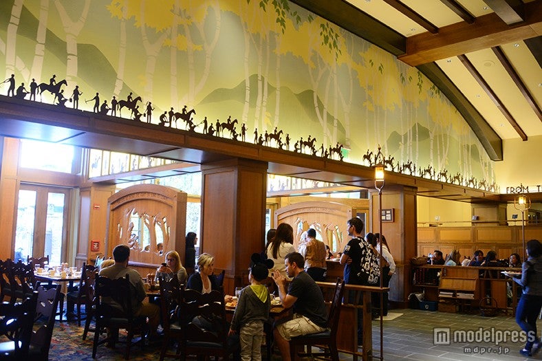 落ち着いた雰囲気の内装／レストラン「ストーリーテラー・カフェ」