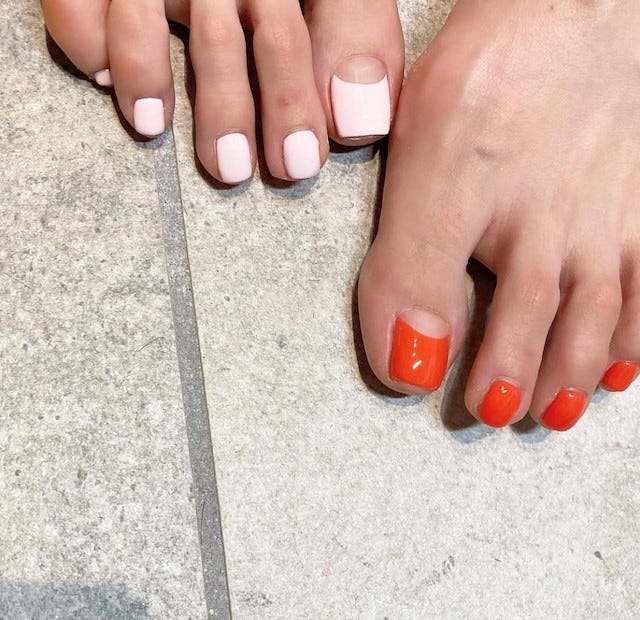 今年の人気カラーは？今すぐ真似したい「夏のフットネイル」