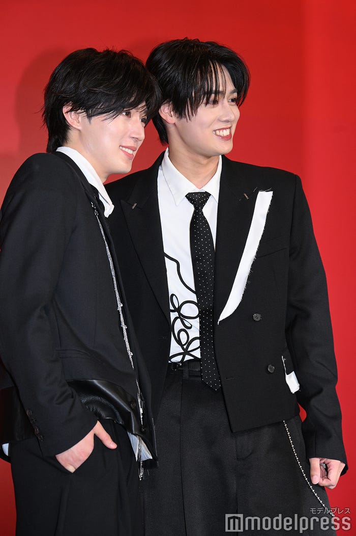 クールにポーズを決める西山智樹&前田大輔(C)モデルプレス