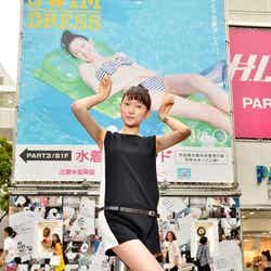 オールインワンで美脚をあらわにした大野いと