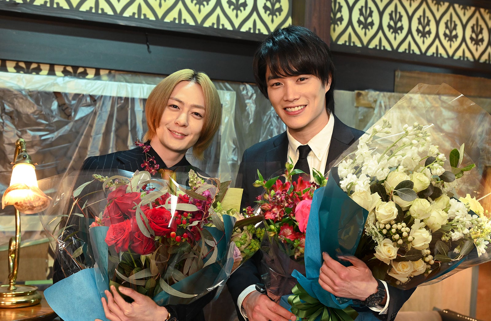 鈴木伸之＆犬飼貴丈“13本の薔薇”を手に感極まる「ケイ×ヤク」クランクアップ