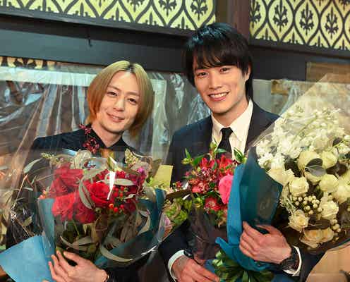 鈴木伸之&犬飼貴丈“13本の薔薇”を手に感極まる「ケイ×ヤク」クランクアップ